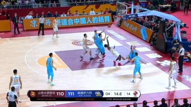 过不去了！“周琦发球”再度响彻CBA赛场，这个梗要玩到何时？