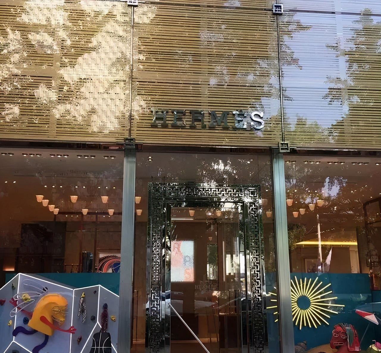 大牌下凡，LV开始卖咖啡了！P.S.日本最大LV旗舰店美翻了