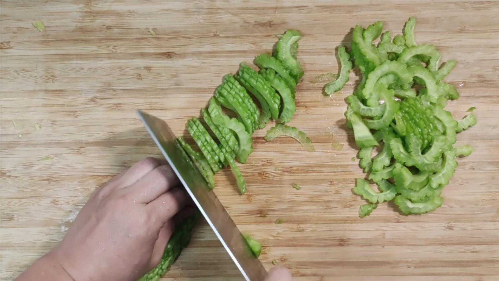 苦瓜怎么炒才不苦好吃,苦瓜要怎么炒才好吃又不苦