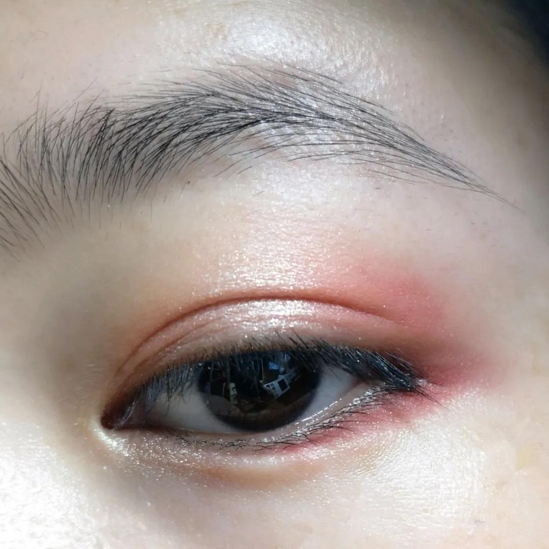 日常眼影妆手残党也能学会,不会画眼影的姐妹用这支懒人眼影