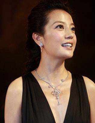 完美展示珠宝的女人，没想到是赵薇吧？她就是那么自信的演绎时尚