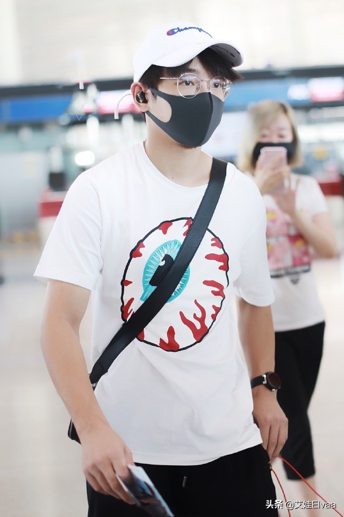 彭昱畅穿着灰色卫衣黑裤子,彭昱畅直播穿的衣服