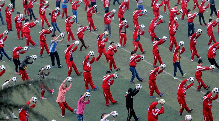 六岁女孩连续颠球超百个,六年级女孩连续颠球