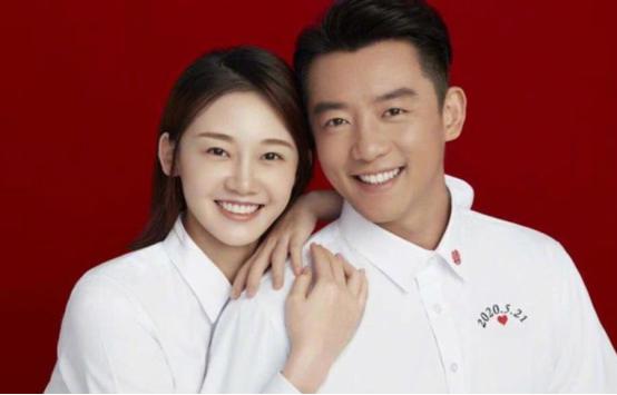 郑恺苗苗夫妻合体参加跑男,郑恺苗苗机场秀恩爱视频