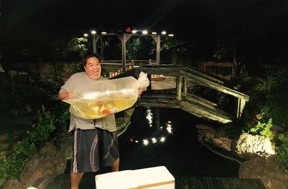 他花50亿建池塘买锦鲤，还以好友的名字为它们命名！