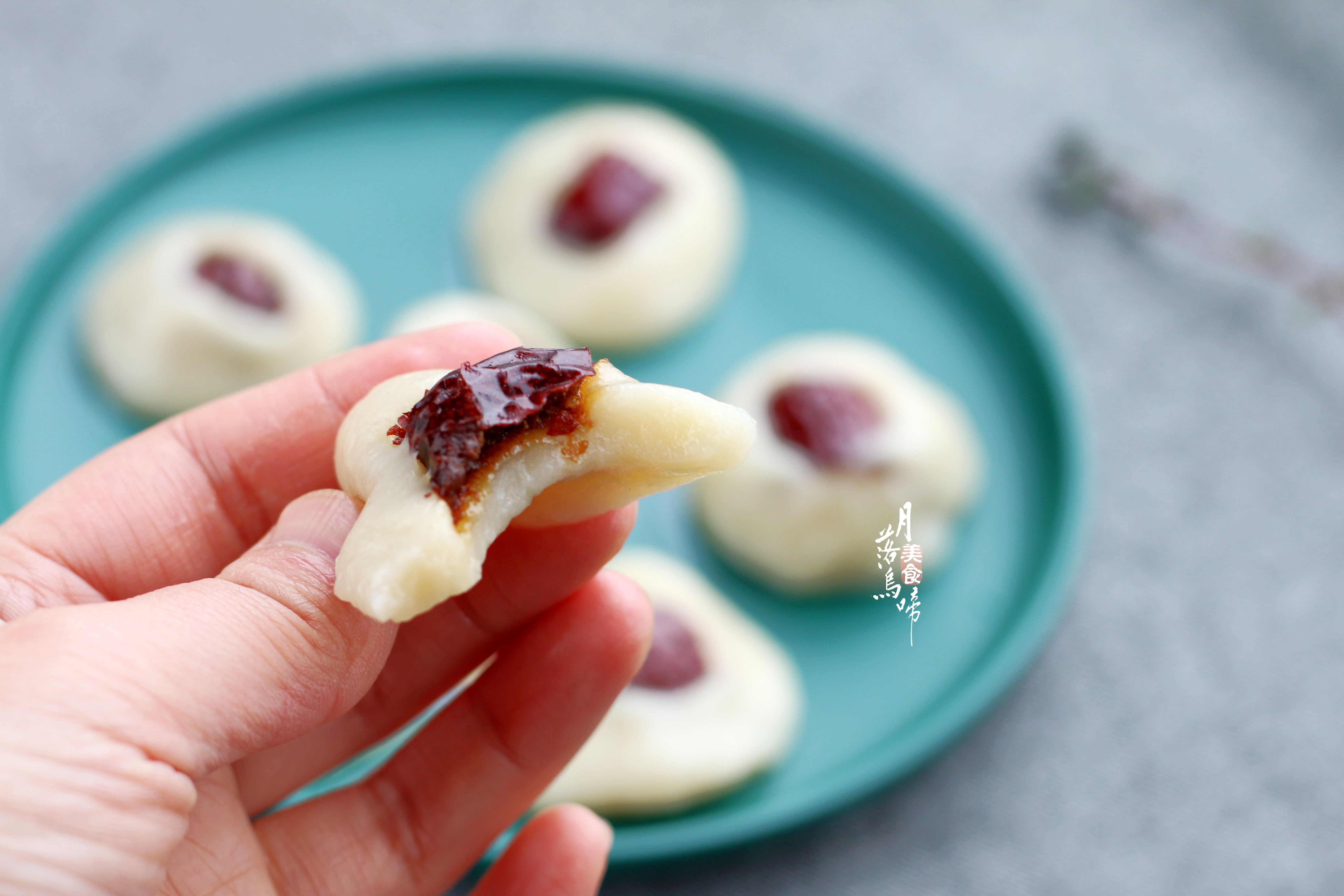 2颗红枣半碗粉，蒸出8个小甜点，软糯甜蜜真好吃，不加糖更健康