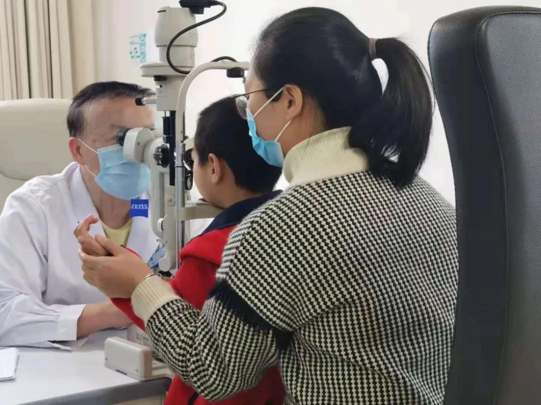 3岁小孩平时爱挑眉、耸肩,医生却说不是坏习惯?