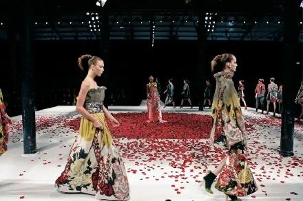 22岁出道28岁成YSL宠儿，意外死13年，她仍是资生堂的第一美人