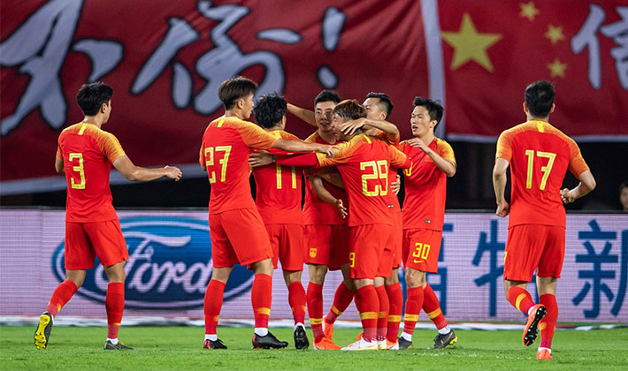 里皮球迷欢呼,里皮带领中国队球迷欢呼