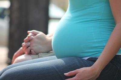 孕妇左侧屁股连着腿疼怎么缓解,孕妇腿疼的不能走路是什么原因