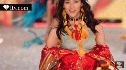 模特控诉维密潜规则,百名模特控诉维密照片