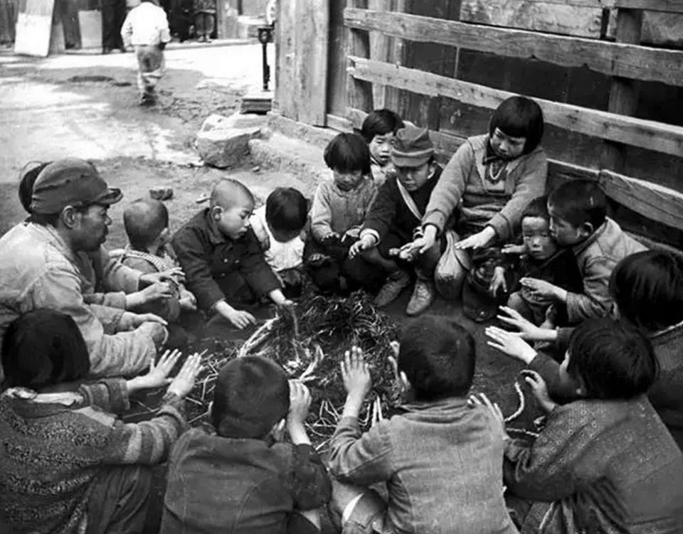 战火中的日本人有多惨？小学生都要当苦力