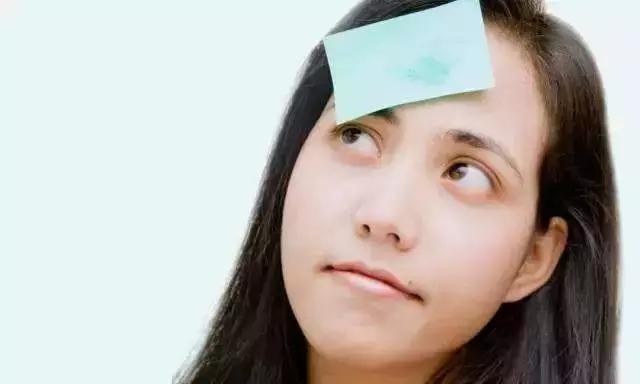 爱出油的皮肤怎么办,皮肤有痘出油用啥粉底