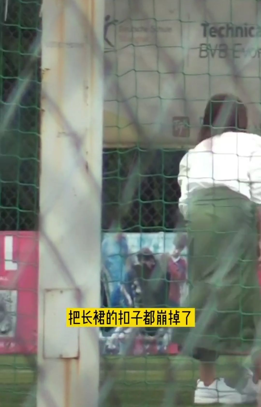 刘涛遇儿女探班三人调皮搞怪卖萌,太顾家