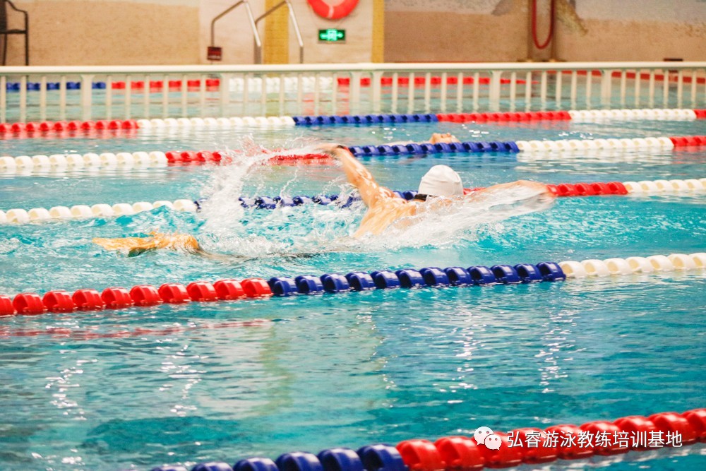 怕耳朵进水怎么学习游泳,怎么克服游泳时耳朵进水的恐惧
