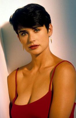 美艳女星出书爆料：15岁遭性侵、42岁流产，还被迫三人行？