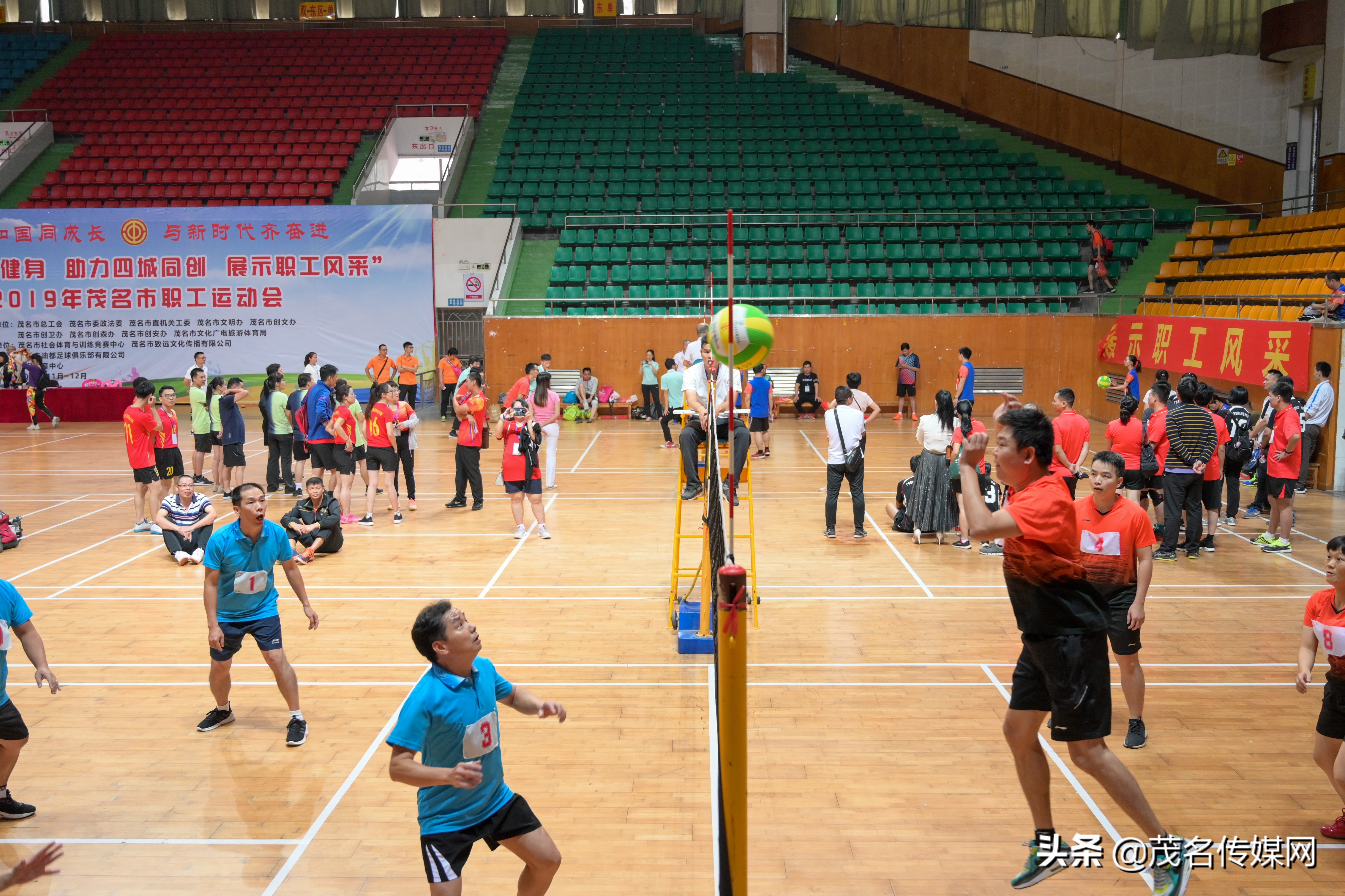 职工气排球比赛顺利开幕,茂名市气排球运动会