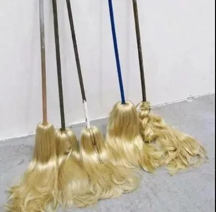 今天过来按脚，恰巧碰见了前女友，我该怎么化解尴尬呢？哈哈哈