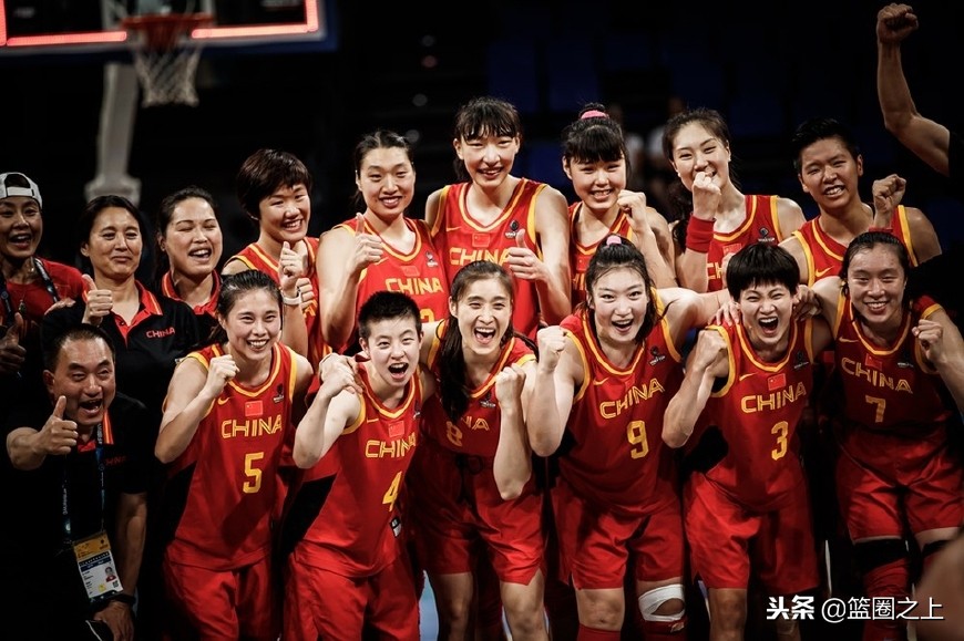 真是美如画,女篮球员好看的球衣