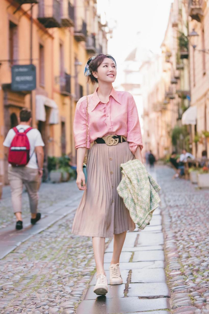 百褶裙今年流行百搭显瘦收腰冬款,版型好的百褶裙配卫衣