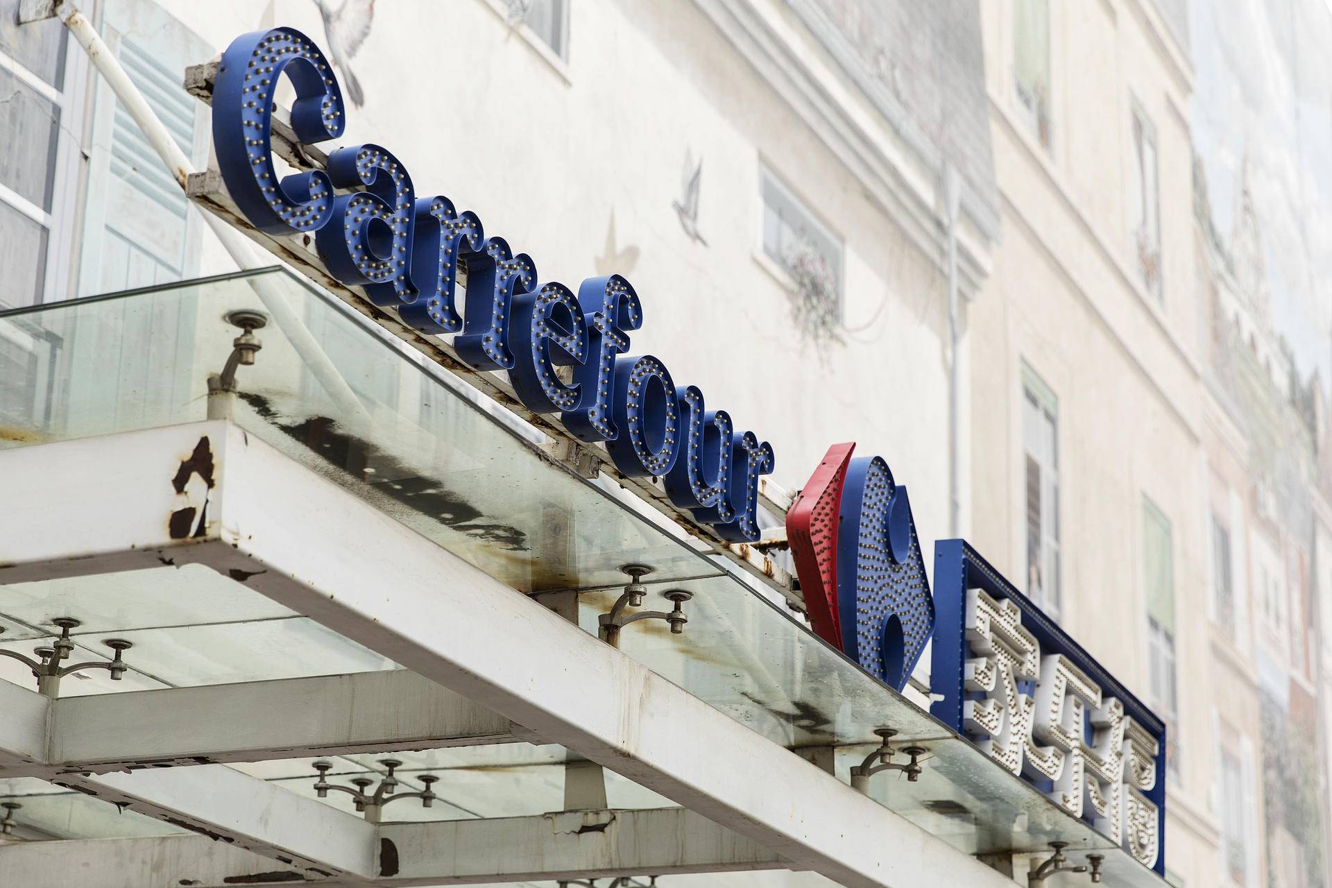 它是超市中的黄埔军校，销售额5年下滑75亿，今48亿*身卖**苏宁