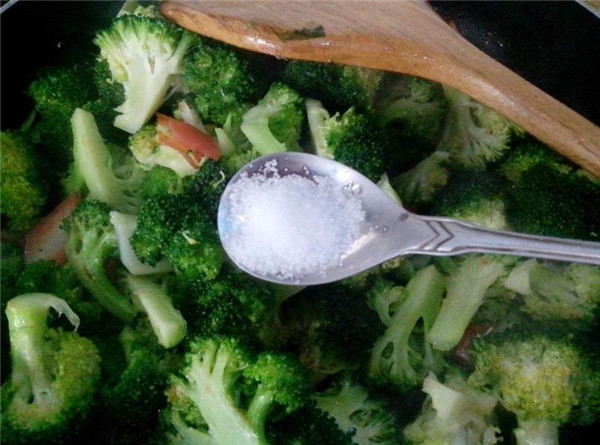 炒菜太咸怎么办,炒菜太咸了可以加水吗