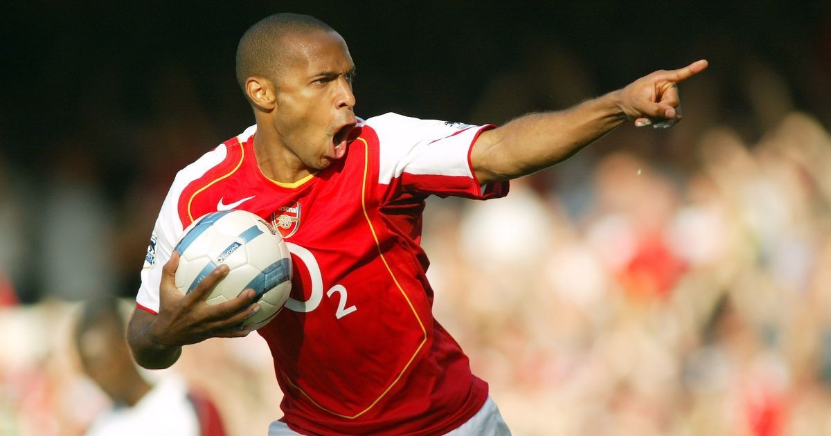 莱万获得马拉多纳奖杯,c罗和马拉多纳和莱万