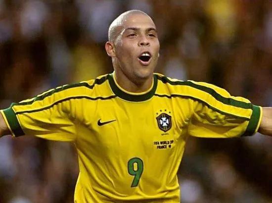 足球场激情战术,现役11人最强足球球员组成的阵容