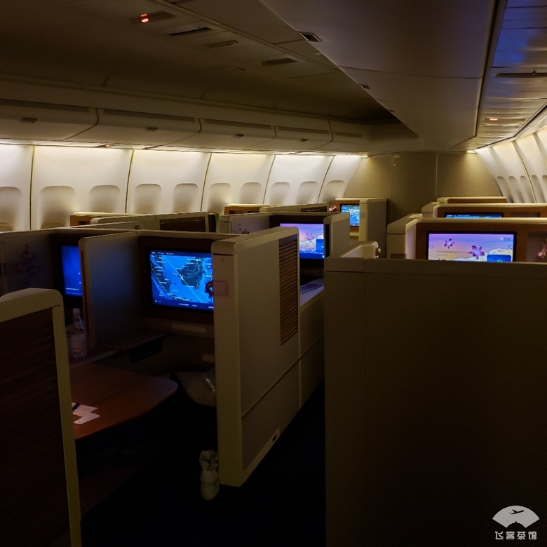 打卡泰航波音747头等舱，贴心空姐疯狂投喂，大龙虾鱼子酱吃到撑