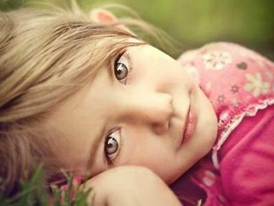 宝宝总是眨眼睛怎么回事,宝宝总是眨眼睛是中邪了吗