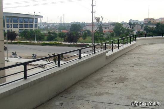 楼顶渗漏水用什么方法,新建建筑屋面漏水的最佳解决办法