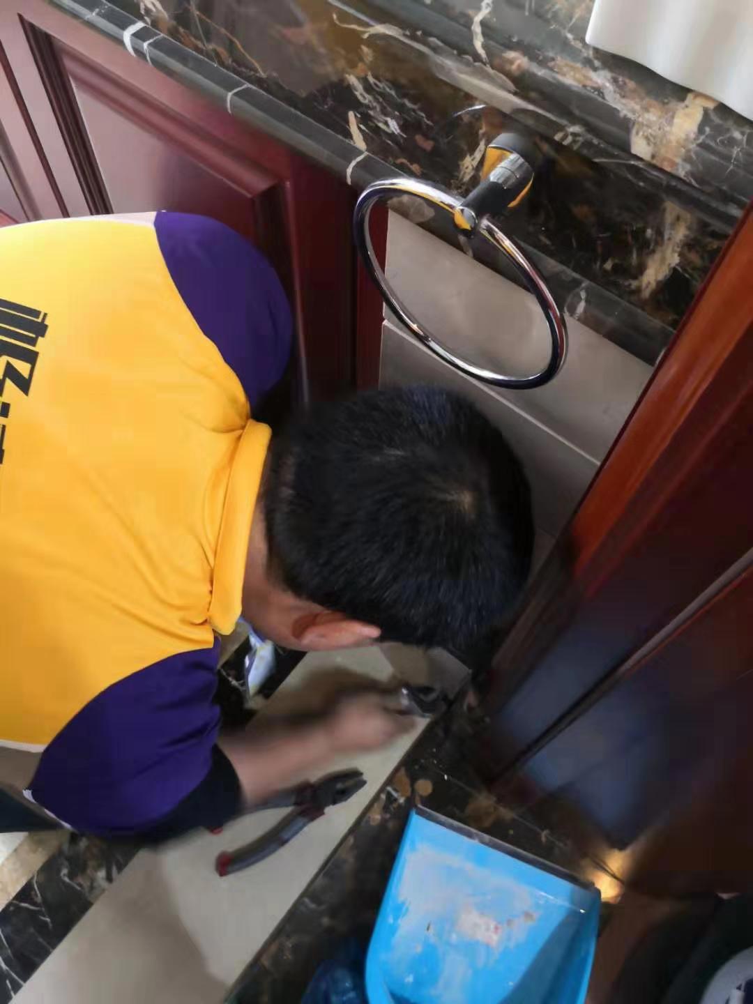 楼下厕所天花板漏水维修,厕所漏水到楼下谁的责任