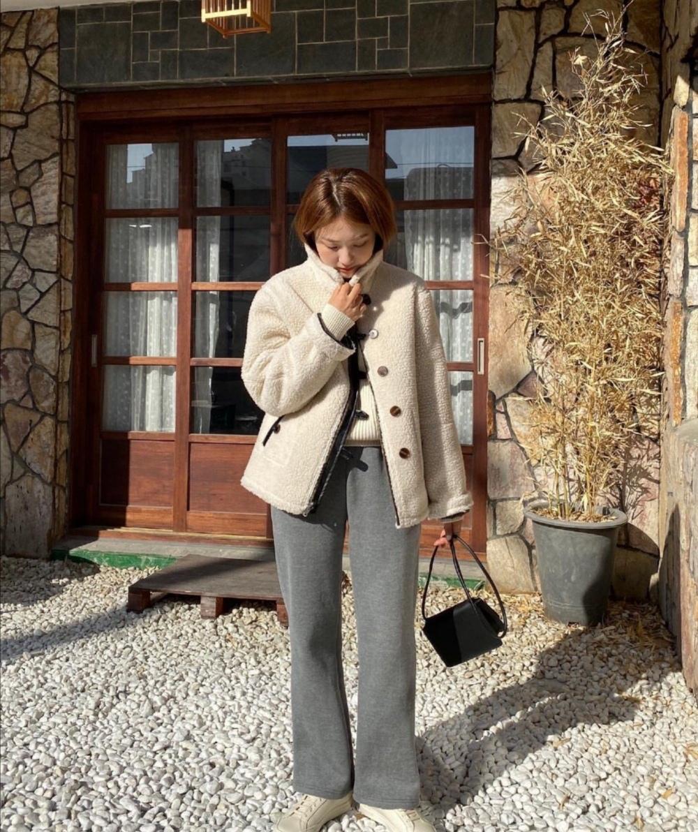 韩国冬季小姐姐黑大衣穿搭,韩国小姐姐冬日简约气质穿搭日常