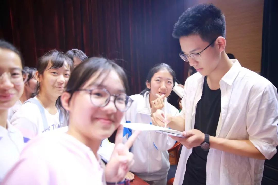 高新一中走出的“北大学长”郑方一，央视主持彰显五四青年风采！