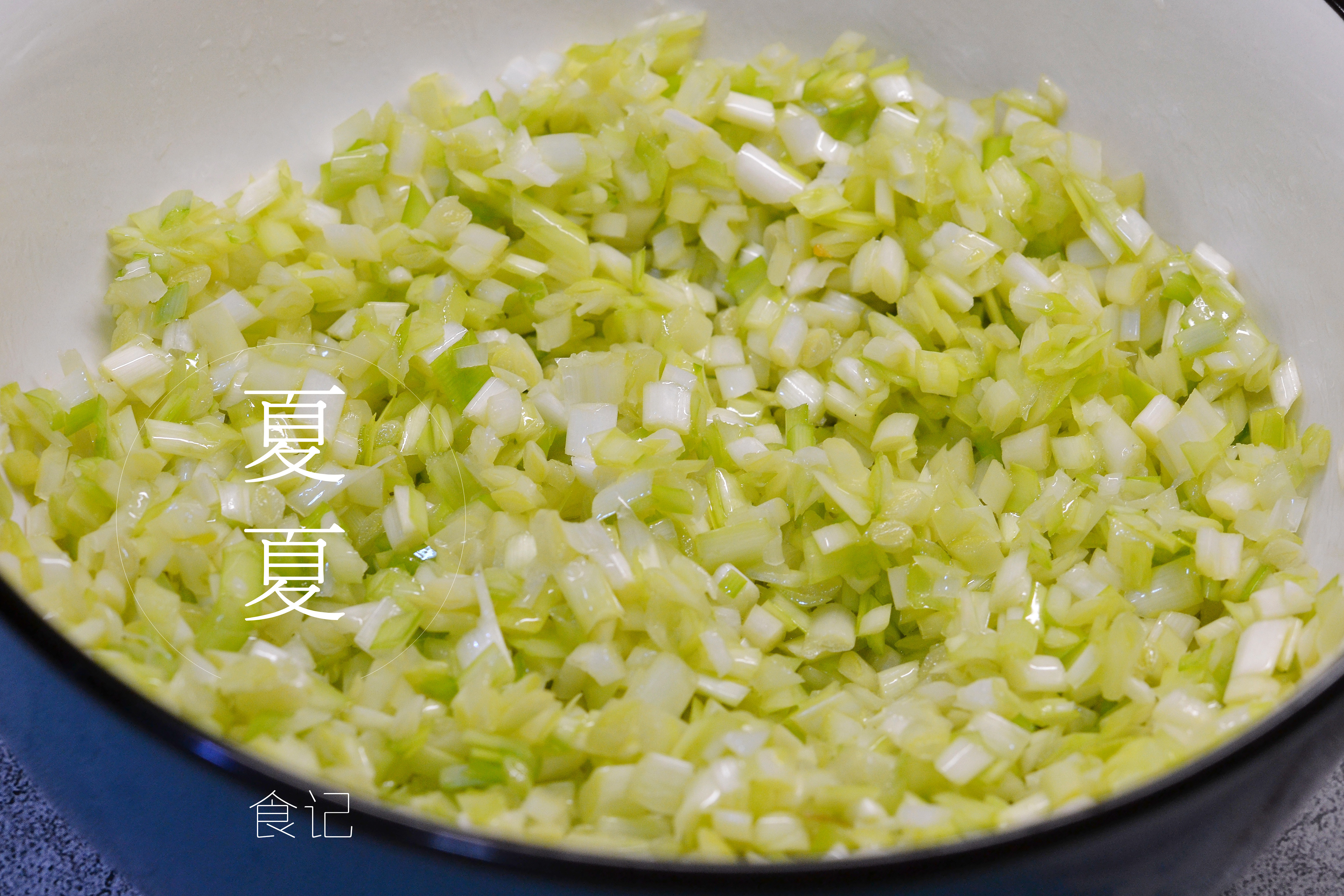 青菜包饺子怎么能不出水,青菜虾仁饺子馅怎么调最好