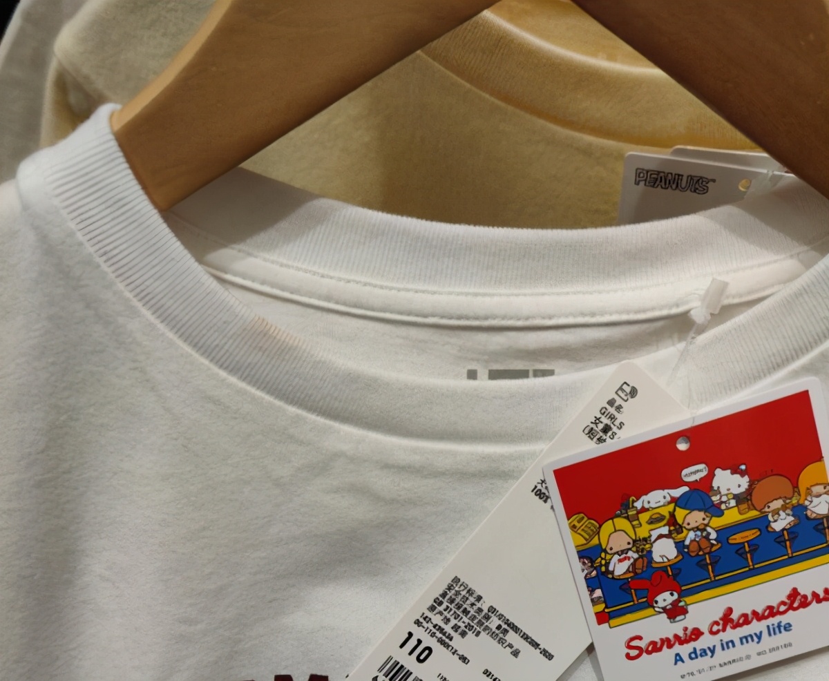 成人试穿优衣库童装即兴评述,优衣库店员回应成人试穿童装