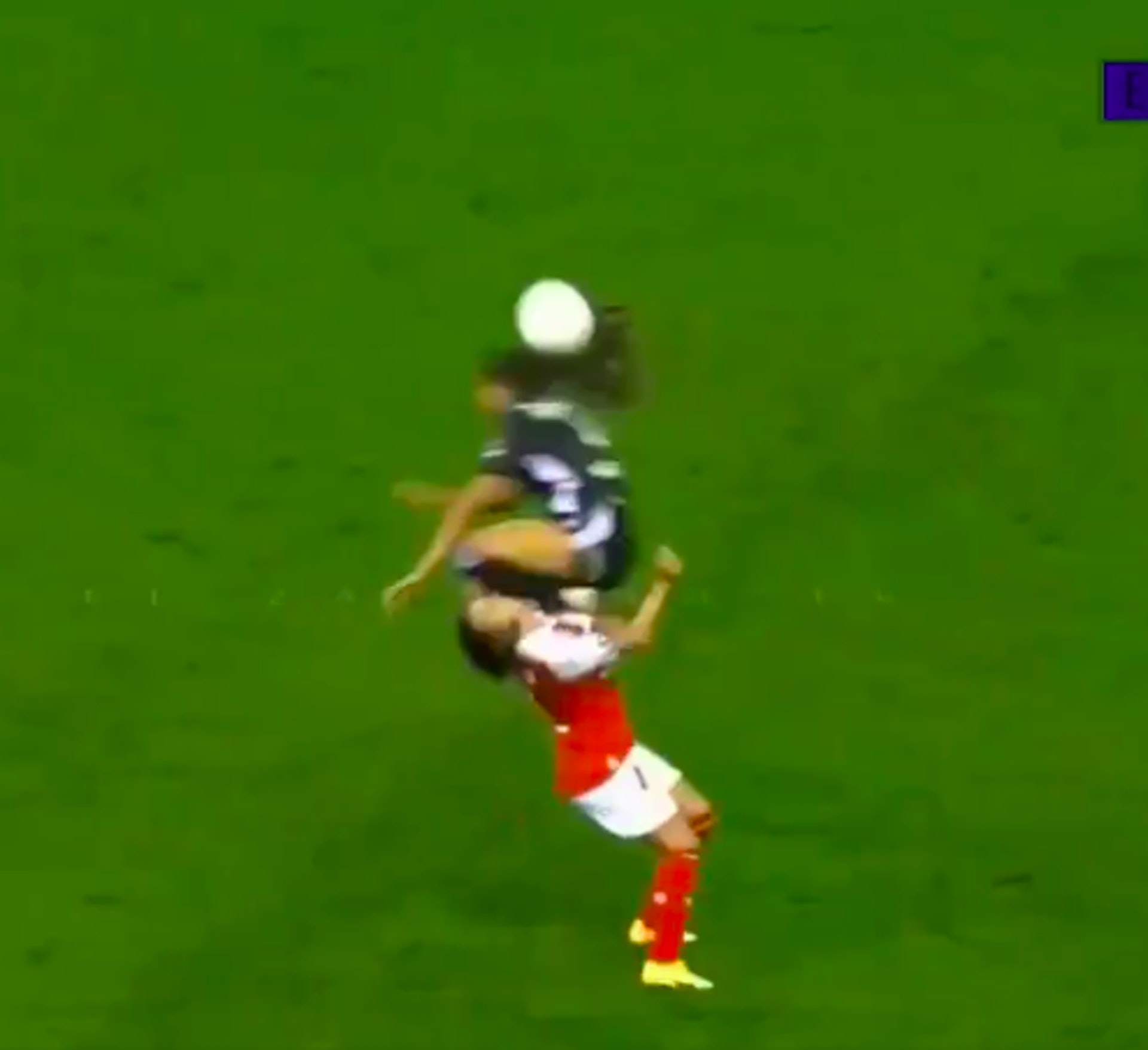 法甲*力暴**不断，男足完了到女足，尼斯队美女球员遭对手飞踢险毁容