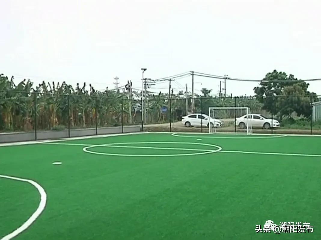 家门口踢足球,在家门口踢球