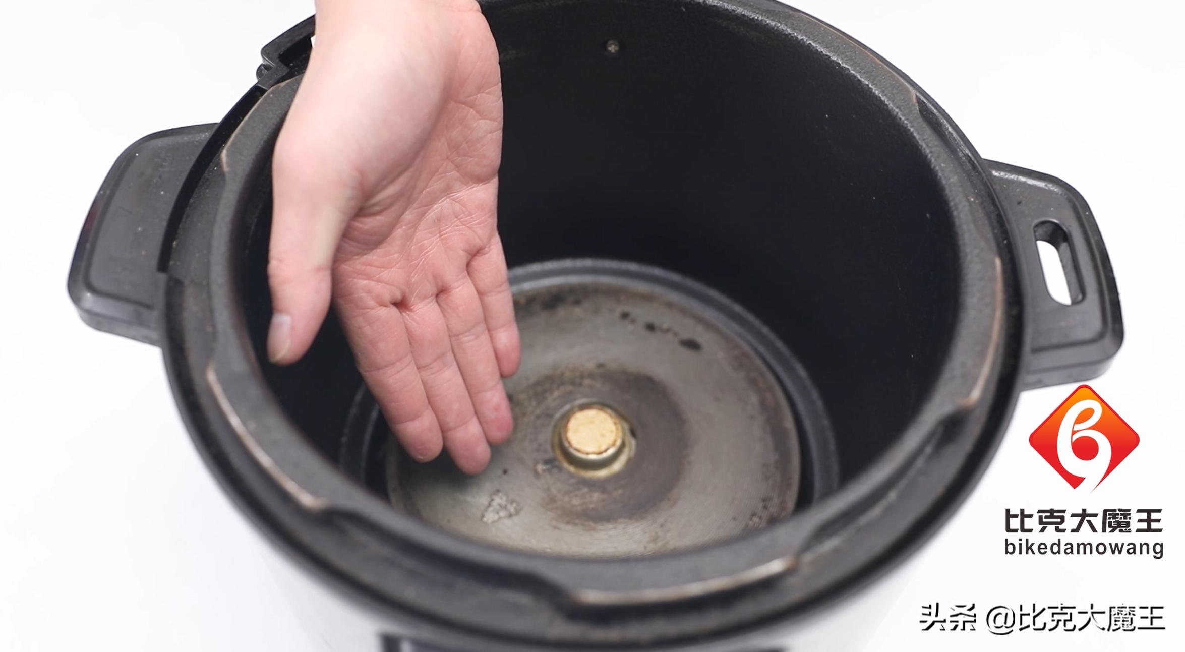 电饭锅发热盘烧糊怎么办,电饭锅加热盘烧焦黑怎么清洗