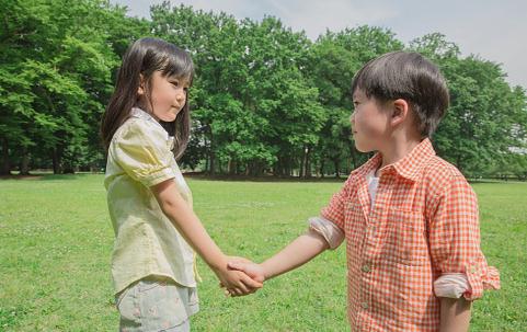 性格内向的幼儿应该怎样引导,性格内向的男孩子应该怎样引导