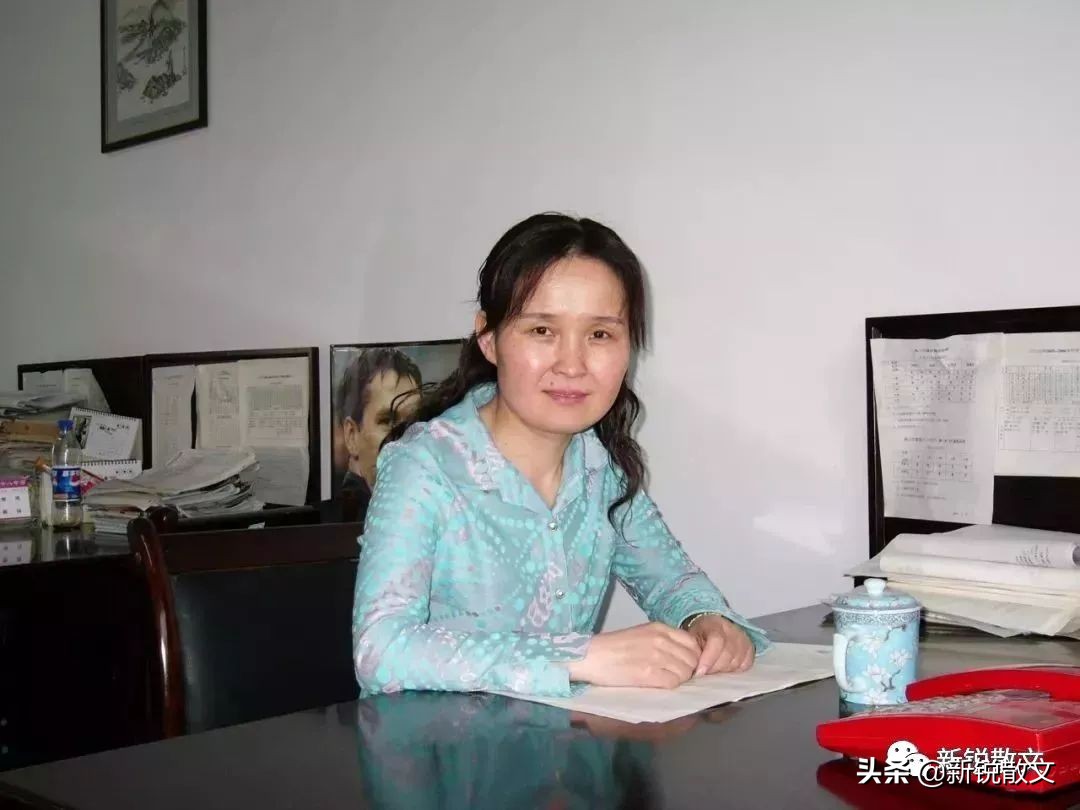 故事：院子里的清洁工，两个中年妇女，一个年轻姑娘，下班后反差巨大