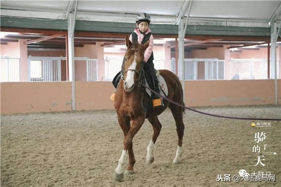 骑马、古琴、画画、足球……让这个9岁小姑娘告诉你啥叫天赋！