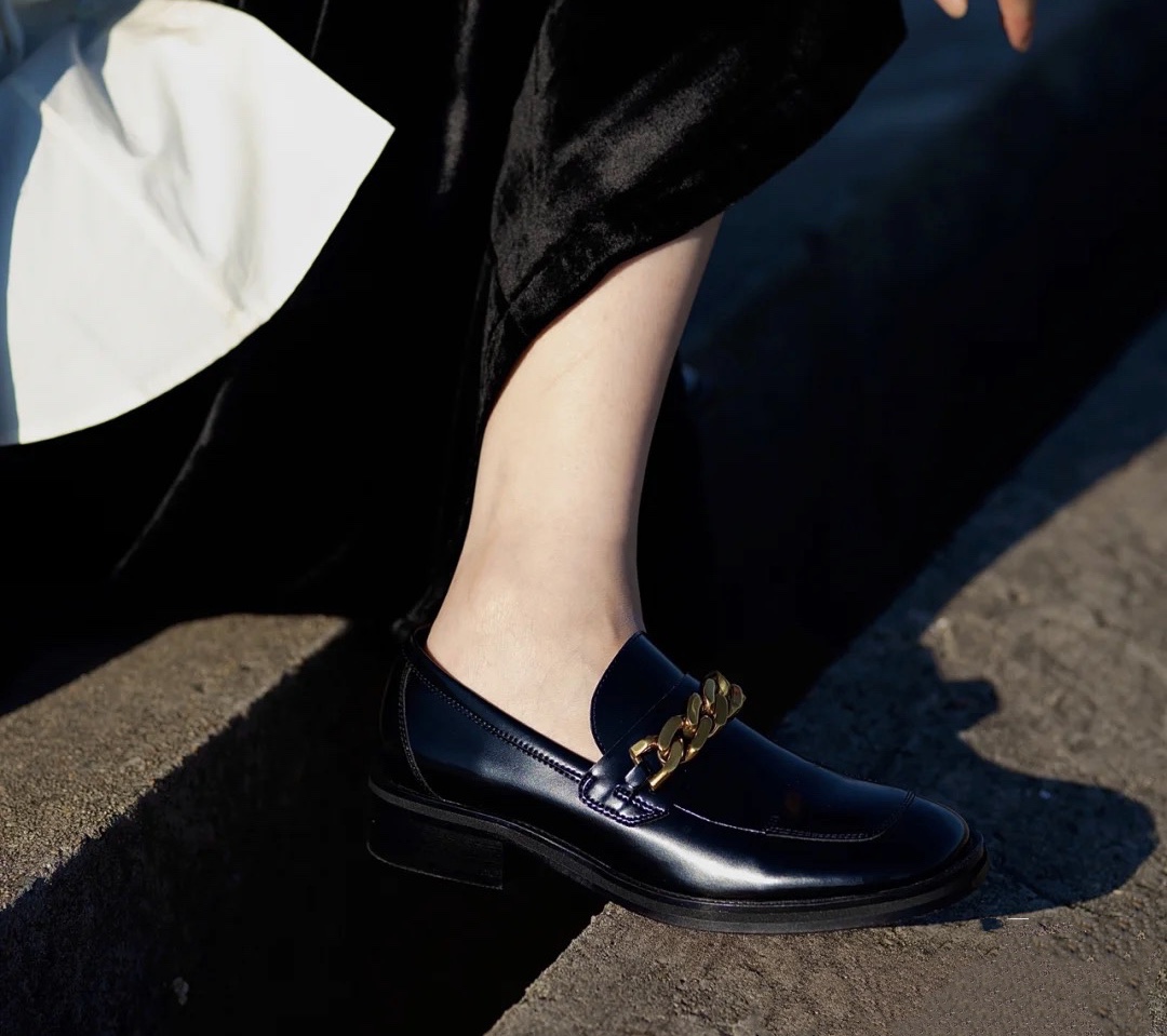 黑色鞋子起皮了怎么修补,小白鞋鞋面变黑怎么处理