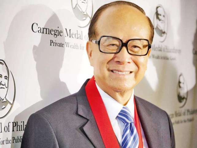 92岁李嘉诚坐11个小时飞机，只为买回84箱口罩，一个不留全部捐出