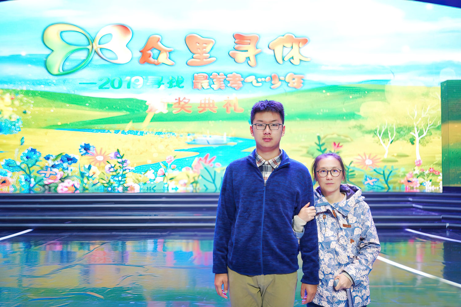 12岁少年成为家里顶梁柱，独自照顾残疾母亲，孝心感动无数人