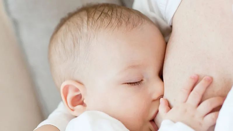 哺乳期硬块宝宝能吸通么,宝妈刚下奶乳房有硬块怎么办