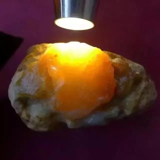 见惯了宝玉石，它的原石长啥样？有些毫不起眼，捡到千万别丢……