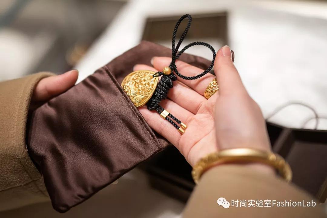 送对年终礼物是当代青年的社交核*器武**