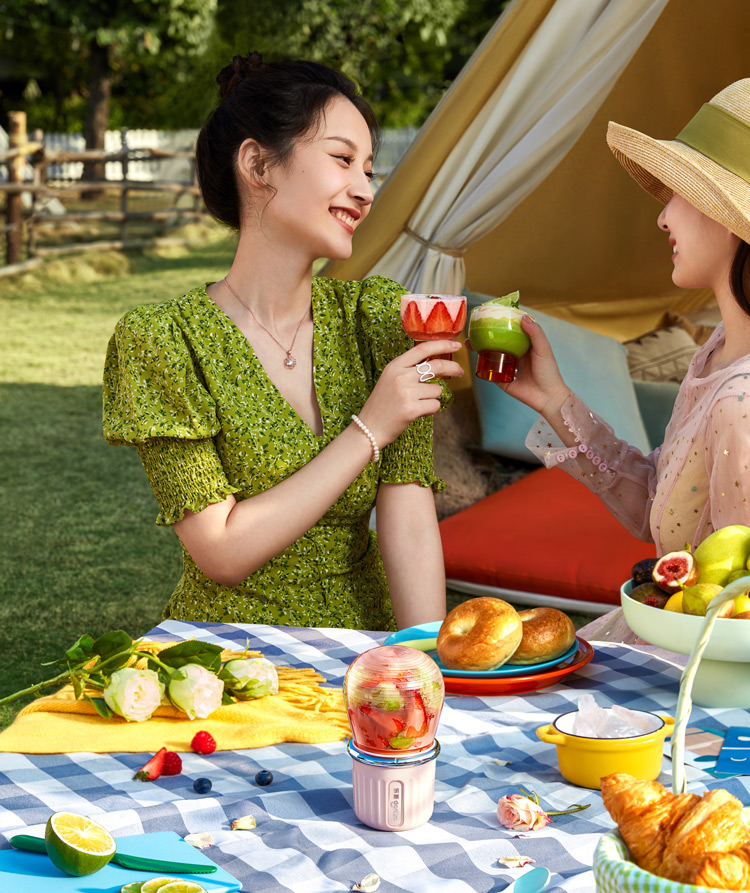放到包包里的榨汁机,随身携带榨汁机随时喝到新鲜果汁