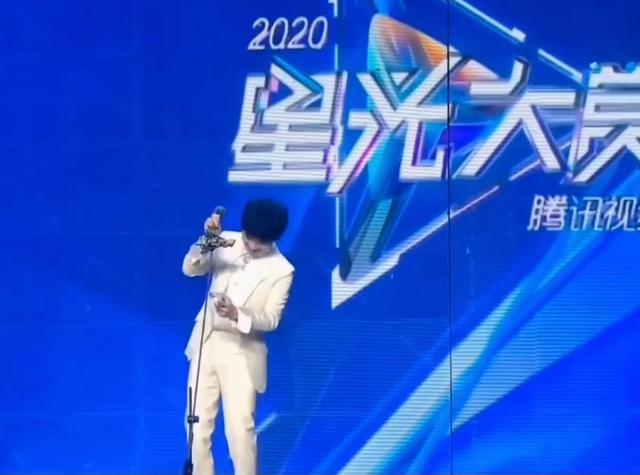 周深讲述自己第一次听到周深唱歌,周深的话筒为什么一般人不用